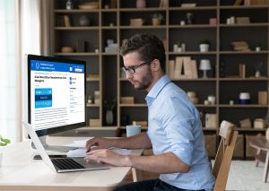 Responsabile HR che consulta documenti digitali sull’assunzione di un nuovo dipendente, con focus sul bonus assunzioni ZES Unica in ufficio moderno.